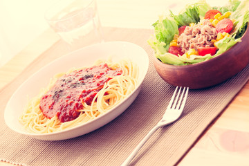 パスタ、ミートソーススパゲッティ、サラダ、トマト、レタス、ツナ