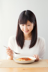 パスタを食べる女性、ミートソース