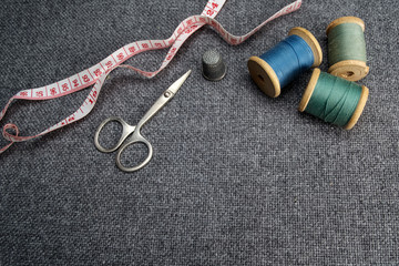 Naklejka premium Sewing supplies on the fabric