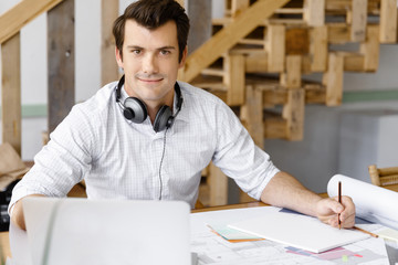 Obraz premium Young businessman in office