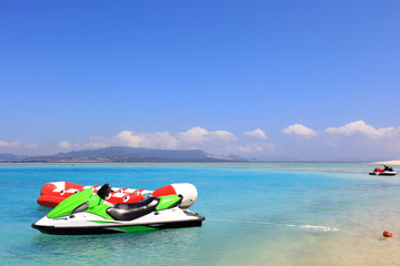 南国沖縄の綺麗な珊瑚の海と夏空

