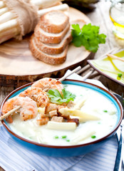 Frische Spagelcreamsuppe serviert mit garnellenspies 