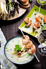Frische Spagelcreamsuppe serviert mit garnellenspies 