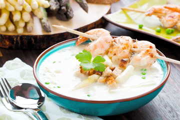 Frische Spagelcreamsuppe serviert mit garnellenspies 