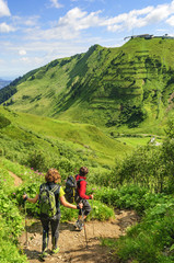 Obraz premium Zwei Frauen wandern im Gebirge