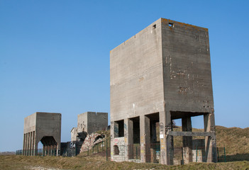 Vestige de l'usine de traitement des galets pour la construction du mur de l'Atlantique, deuxième guerre mondiale, Audierne, Finistère, Bretagne