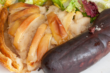 Boudin noir et gâteau de pommes avec salade