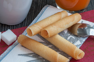 Encas avec cigarettes russes, café et jus de fruit
