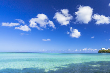 Fototapeta premium グアムのタモン湾の海と雲