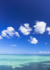 グアムのタモン湾の海と雲
