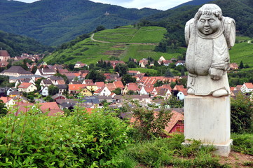 Mönch in den idyllischen Weinbergen bei Andlau im Elsass