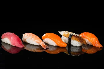 Foto op Plexiglas assortiment nigiri sushi met garnalen, zalm, tonijn en paling © smspsy