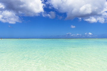 Obraz na płótnie Canvas グアム・タモンビーチの海と雲