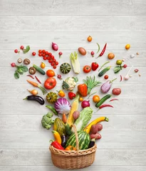 Foto op Canvas Gezonde voeding achtergrond. Studiofotografie van verschillende groenten op witte houten tafel. Bovenaanzicht, product met hoge resolutie. © Romario Ien