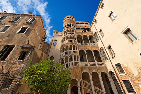 Fototapeta The Scala Contarini del Bovolo of Contarini Palace in the city of Venezia (UNESCO world heritage site), Veneto, Italy