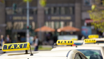 Taxifahrer warten in Berlin am Alexanderplatz auf Fahrgäste