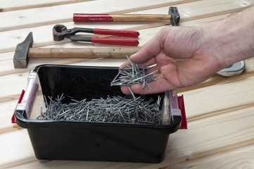 Un particulier fait du bricolage