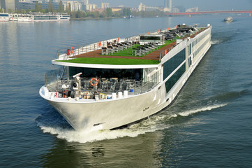 Passagierschiff auf der Donau in Wien