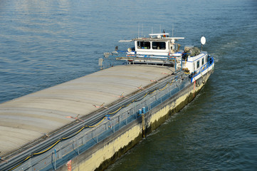 Frachtschiff auf der Donau