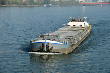 Frachtschiff auf der Donau