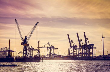 Fototapeta na wymiar Silhouette von Kränen im Hamburger Hafen