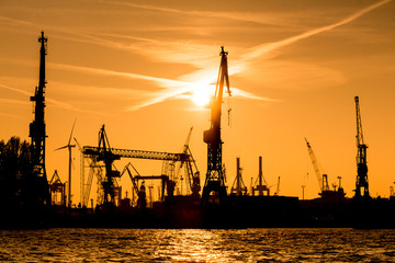 Obraz premium Silhouette von Kränen im Hamburger Hafen