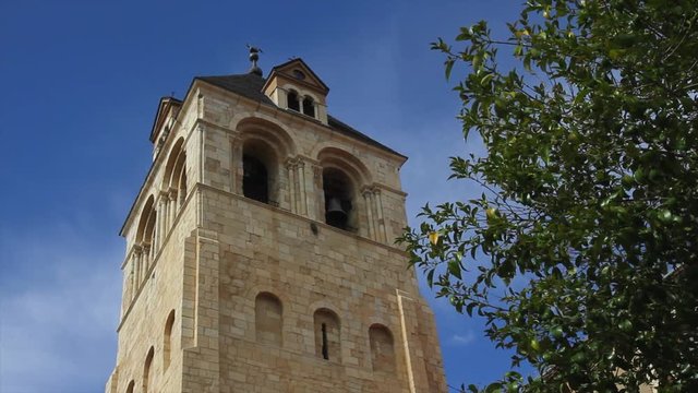 Torre del gallo veleta  en la  Colegiata Basilica de San Isidoro de Le&oacute;n en Espa&ntilde;a