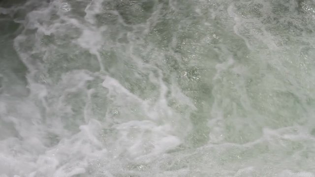 Espuma de borbotones de agua en torrente de rio
