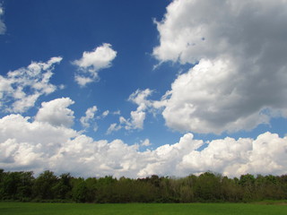 Fototapeta na wymiar cielo nuvoloso di primavera