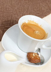 Kaffee am Morgen mit Gebäck