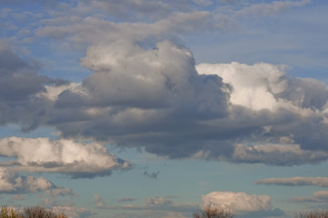 weiße und graue Wolken in einem blauen Himmel an einem sonnigen Tag im April
