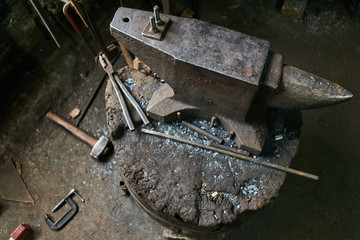Working tool forge consisting of the anvil, hammer and tongs