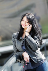 девушка разговаривает по мобильному телефону