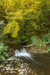 Wasserstrudel und Wasserfall