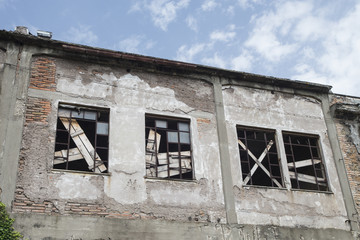 Edificio disastrato abbandonato 
