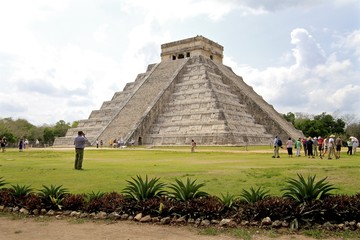 Fototapeta na wymiar Kukulcan pyramid, chichen-itza mayan ruins, mexico