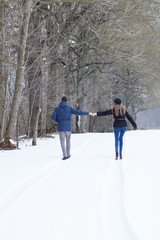 Fototapeta na wymiar Couple walking in winter park
