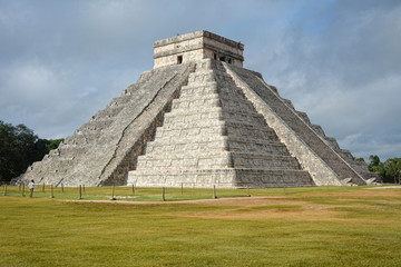 Obraz na płótnie Canvas Temple of Kukulkan, pyramid in Chichen Itza, Yucatan, Mexico.