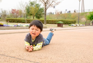 寝ころぶ男の子