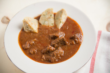 Gulasch mit Nockerl 