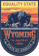 Вайоминг, эмблема штата США, зубр на закате нп синем фоне