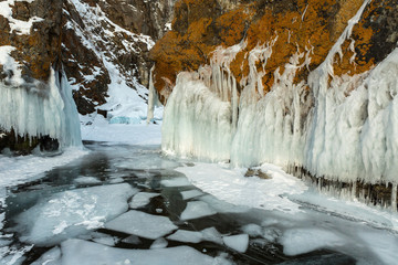 White ice floes in transparent and frost on the rocks.