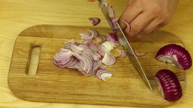 Cutting red onion