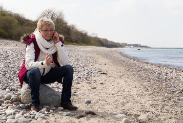 Fototapeta premium Frau wird im Urlaub gestört