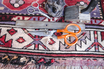 Tools for the restoration of the old of worn woolen carpet