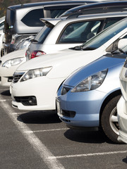 Fototapeta premium 駐車場に並んだ乗用車 
