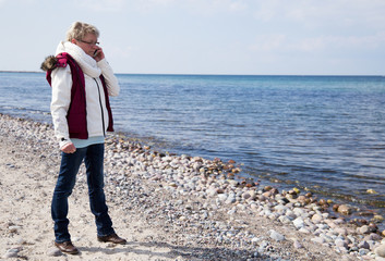 Frau wird im Urlaub gestört