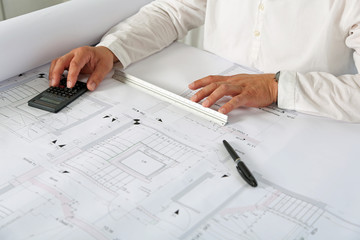 Architekt mit Bauplan