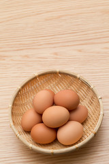カゴに入れた卵
