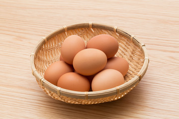 カゴに入れた卵

